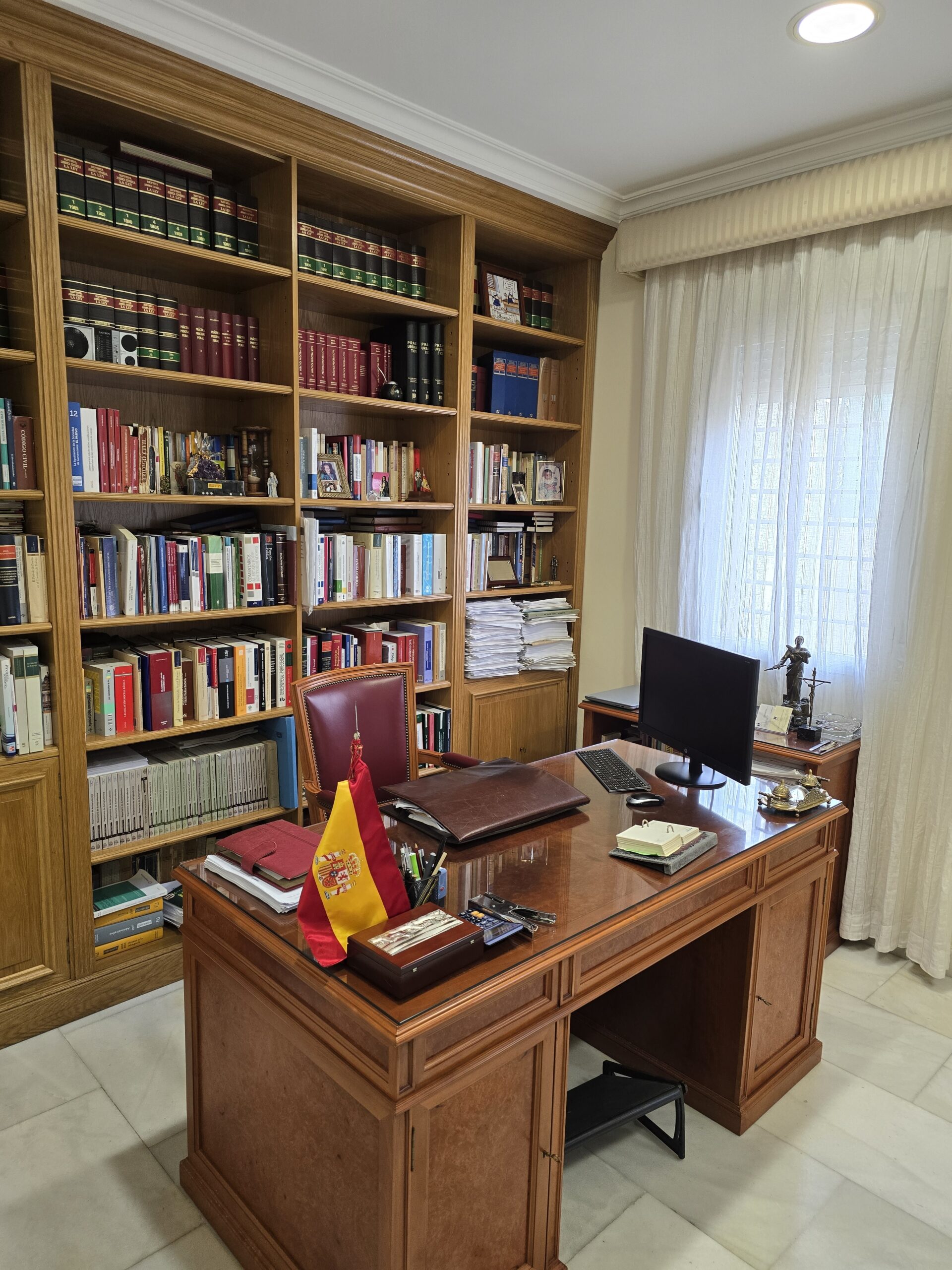b4-despacho-mesa-principal-abogados-madrid-j-toledo-abogados